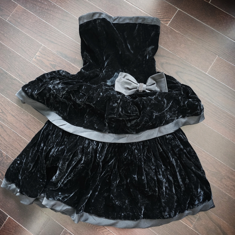 Elegant Black Strapless vintage 80's velvet Dress